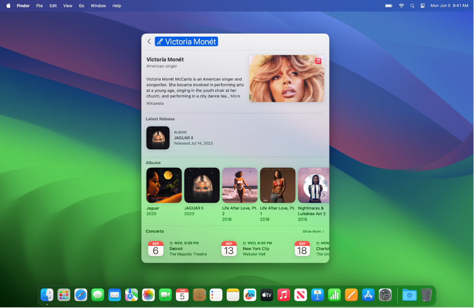 खुली हुई Spotlight विंडो के साथ Mac डेस्कटॉप। खोज परिणाम किसी संगीत कलाकार और उनके कई ऐल्बम का विवरण दिखा रहा है।