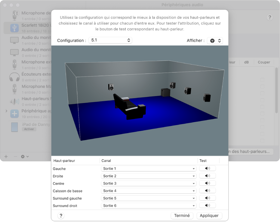 La fenêtre « Configurer les haut-parleurs » avec des options pour un appareil multicanal. La présentation 3D affiche les cinq haut-parleurs positionnés dans la pièce. Une liste avec des noms de haut-parleurs sʼaffiche en bas avec des menus locaux servant à sélectionner des canaux.
