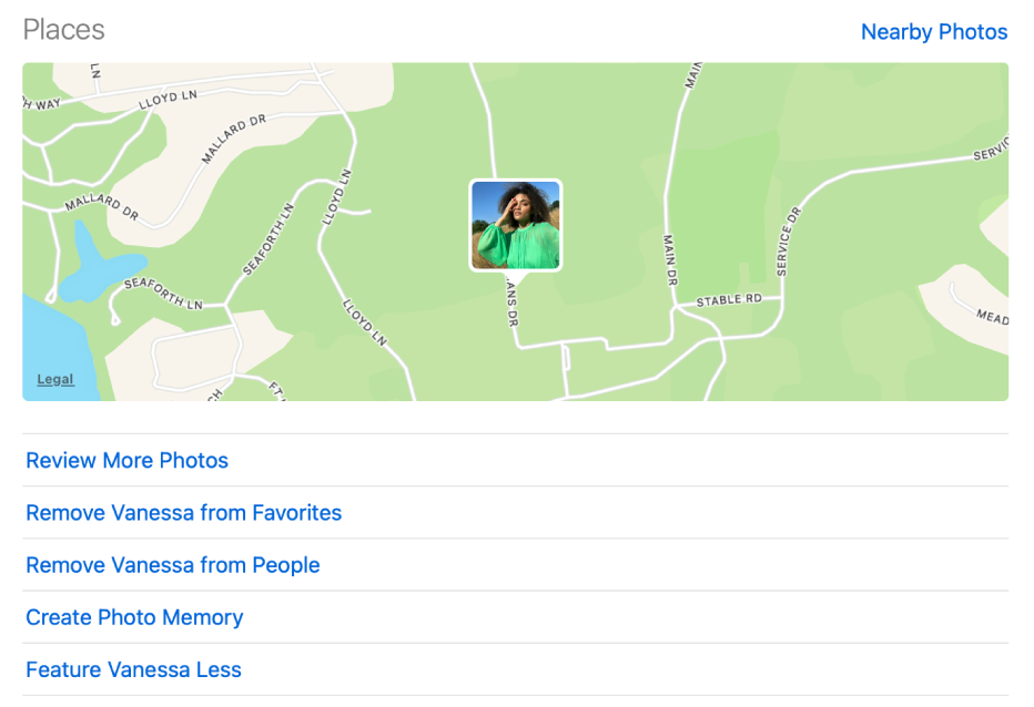 Mapa con miniaturas que muestran las ubicaciones en las que se tomaron las fotos de una persona y, debajo, una serie de comandos para cambiar los ajustes de “Personas y mascotas”.