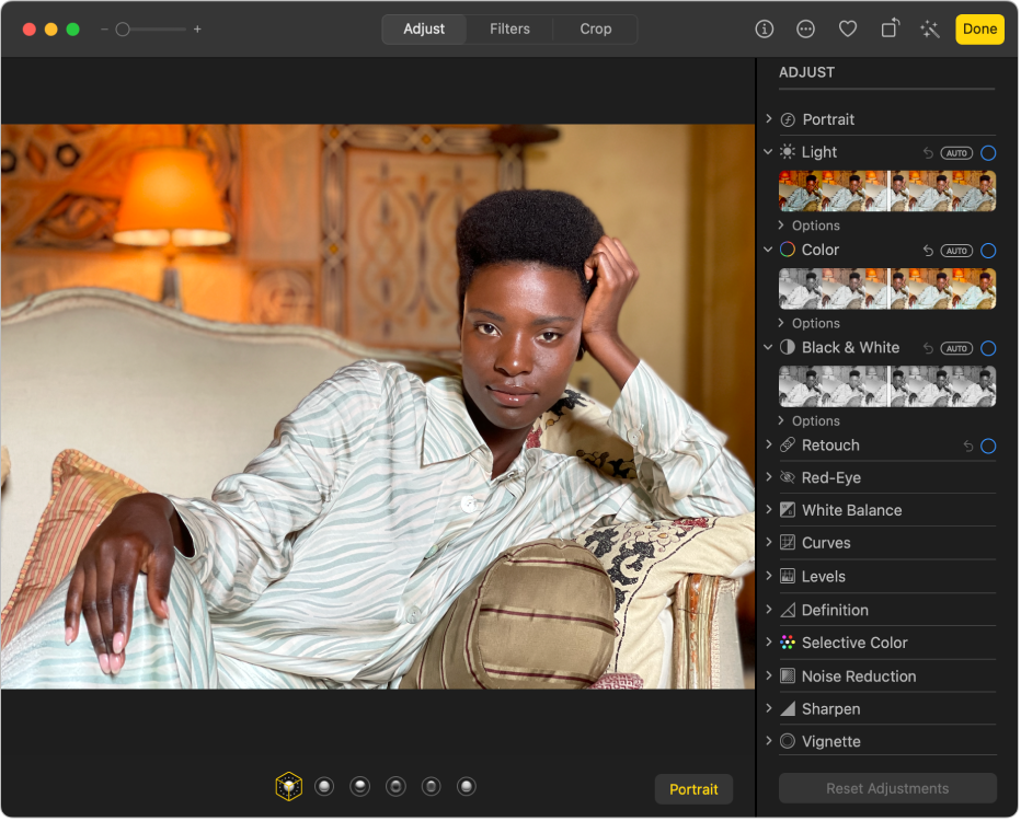 Une photo en mode édition, avec l’option Ajuster sélectionnée dans la barre d’outils et les outils d’ajustement sur la droite.