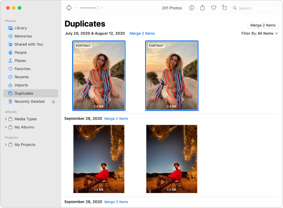 Prozor aplikacije Foto s prikazom odabranih Duplikata u rubnom stupcu i dupliciranih fotografija jedne pored druge s desne strane.