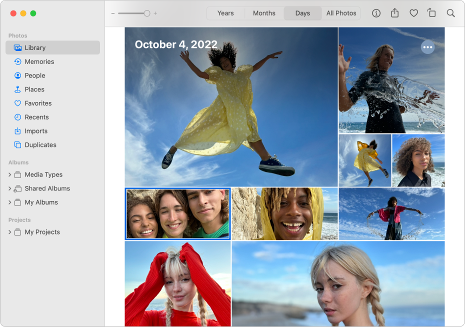 왼쪽의 사이드바에서 선택한 보관함, 오른쪽의 일별로 정리된 사진, 그리고 상단의 도구 막대에 있는 연, 월, 일 및 모든 사진 버튼을 보여주는 사진 앱의 주 윈도우.