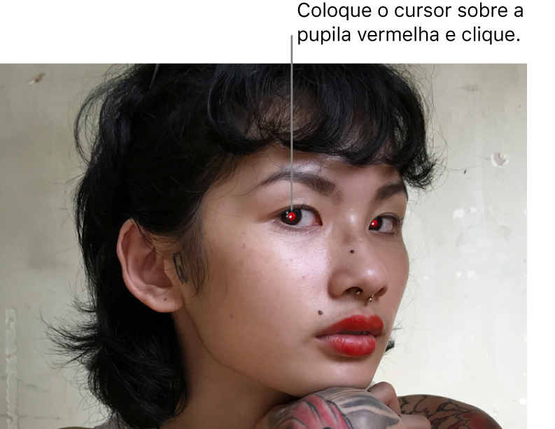 Uma foto de uma pessoa com pupilas vermelhas.