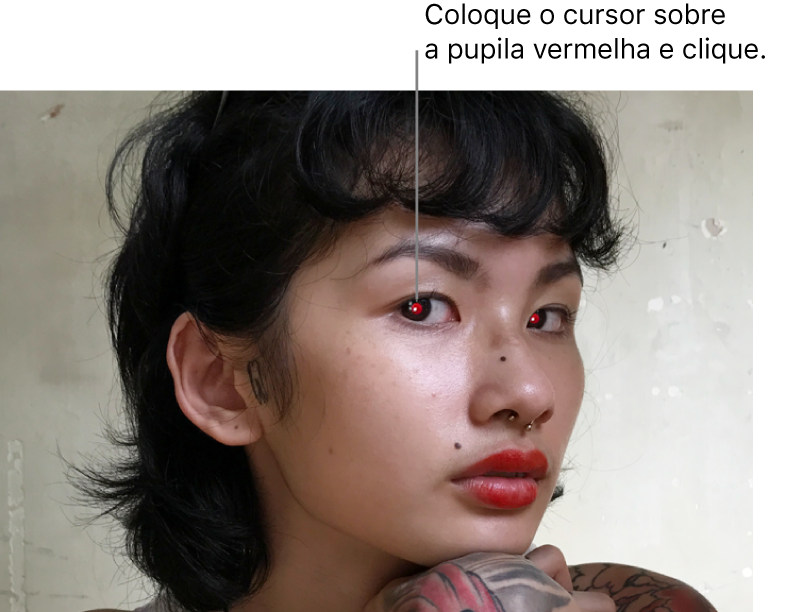 Uma fotografia de uma pessoa com pupilas vermelhas.