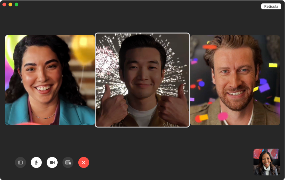 Una finestra del FaceTime amb tres persones que tenen un fons animat. La persona que és al centre fa un gest de polzes amunt amb les dues mans.
