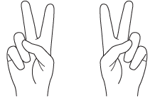 To hender som begge viser V-tegnet med to fingre.