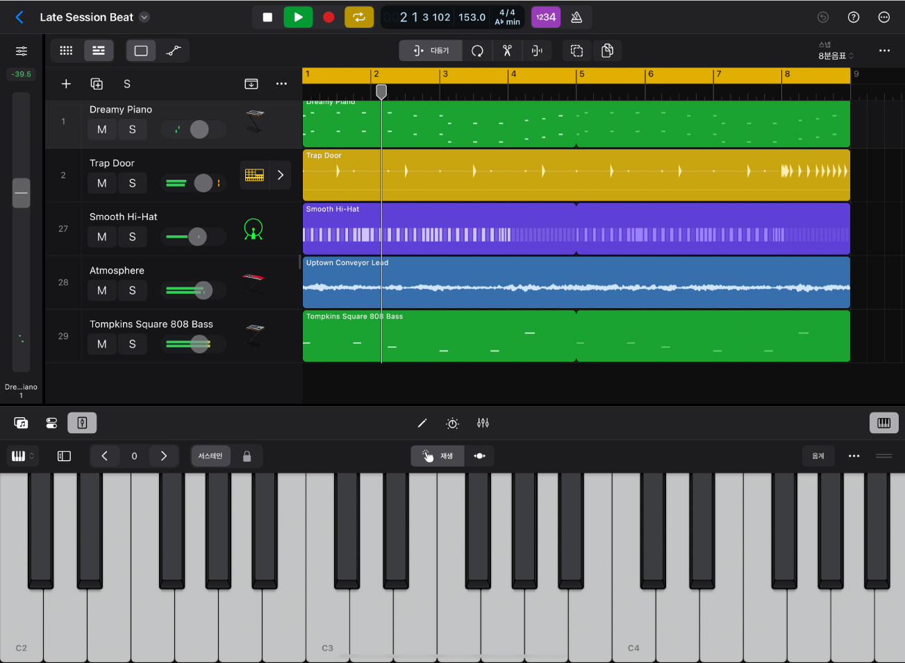 그림. 트랙 영역 및 플레잉 서피스가 표시된 재생 중인 Logic Pro 프로젝트.