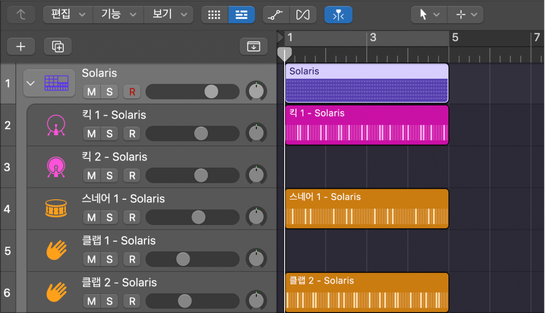 서브 트랙의 패턴 리전을 표시하며 현재 분할된 Drum Machine Designer 트랙 스택.