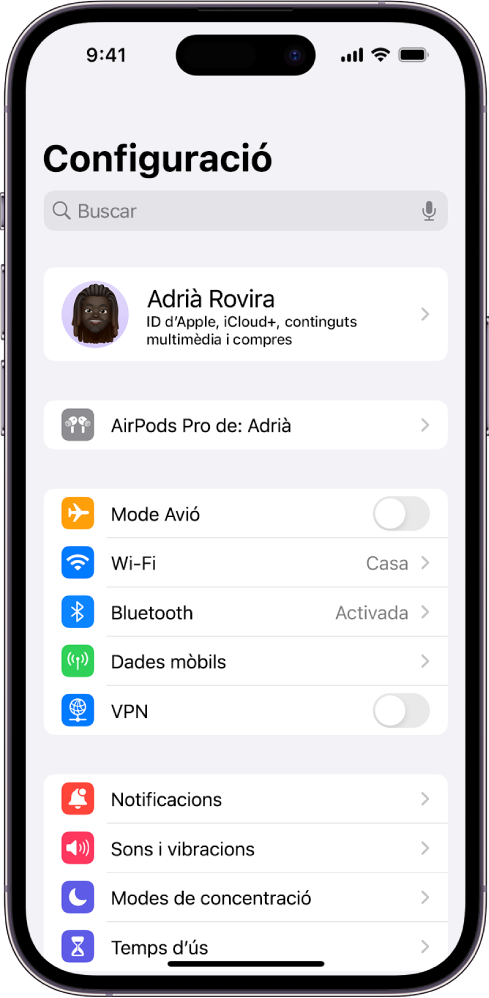 L’app Configuració de l’iPhone amb els AirPods d’un usuari connectats a la part superior de la pantalla.