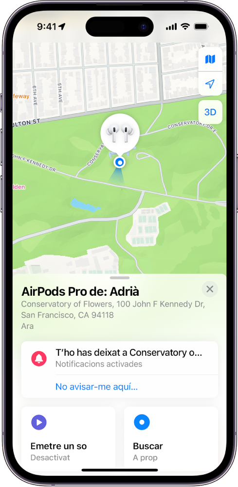 Pantalla de l’app Buscar a l’iPhone. La ubicació dels AirPods es mostra en un mapa de San Francisco, juntament amb l’adreça i les opcions “Emetre un so” i “Buscar”.