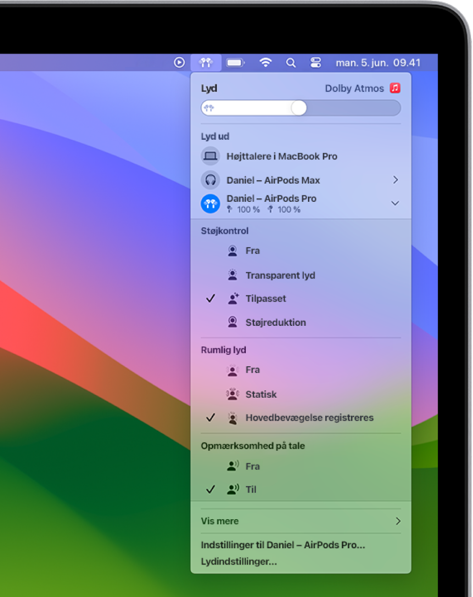 En MacBook Pro-skærm med en sang, der afspilles i appen Musik. Symbolet for AirPods er valgt på menulinjen, og en menu viser AirPods med støjreduktion og rumlig lyd med registrering af hovedbevægelser slået til.