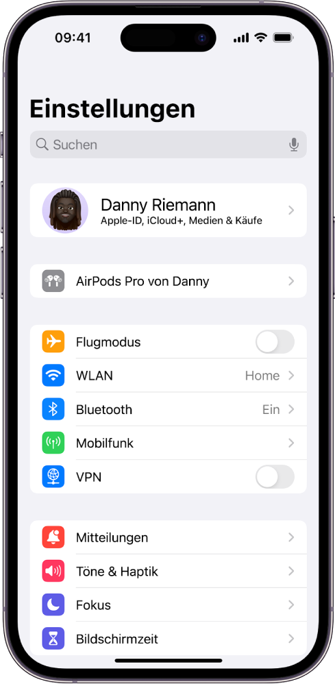 Eine App „Einstellungen“ auf dem iPhone zeigt die verbundenen AirPods eines:r Benutzer:in oben auf dem Bildschirm.