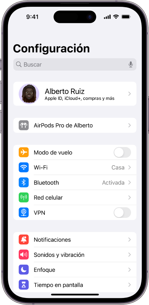 La app Configuración en un iPhone mostrando los AirPods conectados del usuario en la parte superior de la pantalla.
