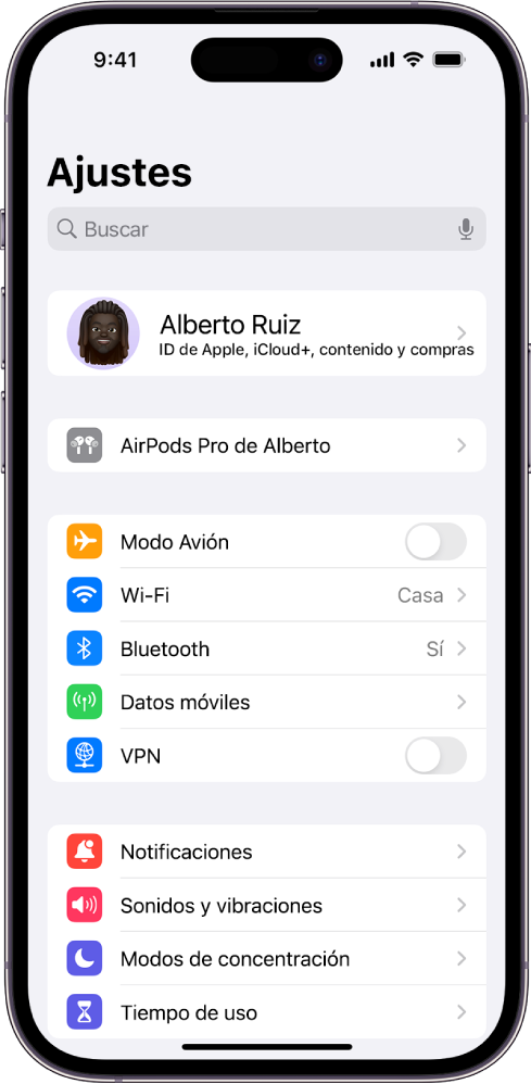 App Ajustes en el iPhone con los AirPods del usuario conectados en la parte superior de la pantalla.