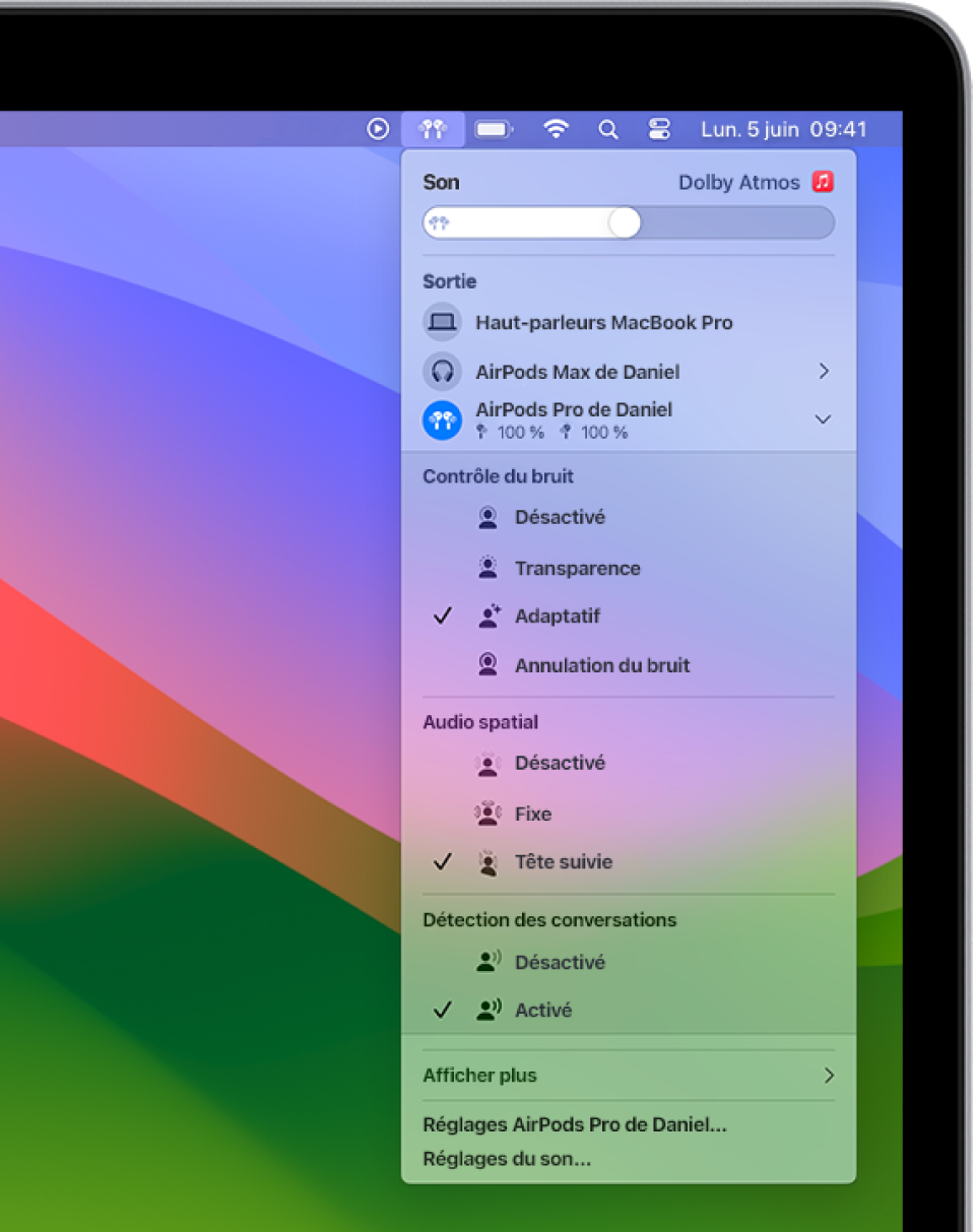 L’écran d’un MacBook Pro qui affiche une chanson en cours de lecture dans l’app Musique. Dans la barre des menus, l’icône des AirPods est sélectionnée et un menu affiche les AirPods; l’annulation du bruit et l’audio spatial avec suivi de la tête sont activés.