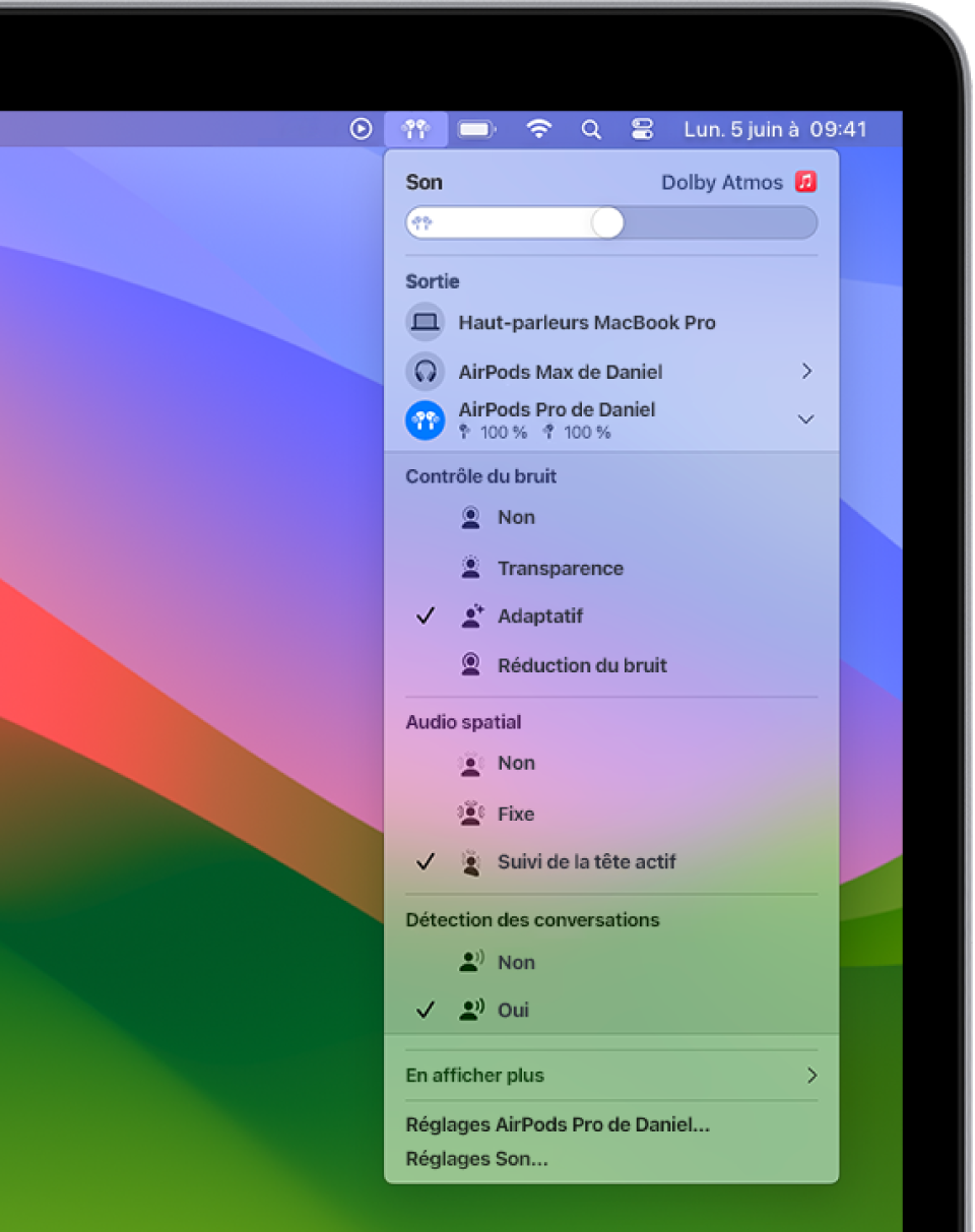 L’écran d’un MacBook Pro avec un morceau en cours de lecture dans l’app Musique. Dans la barre des menus, l’icône des AirPods est sélectionnée et un menu présente des AirPods avec la réduction du bruit, l’audio spatial et le suivi de la tête activés.
