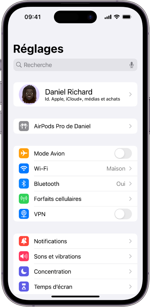 App Réglages sur l’iPhone montrant les AirPods connectés d’un utilisateur indiqués en haut de l’écran.