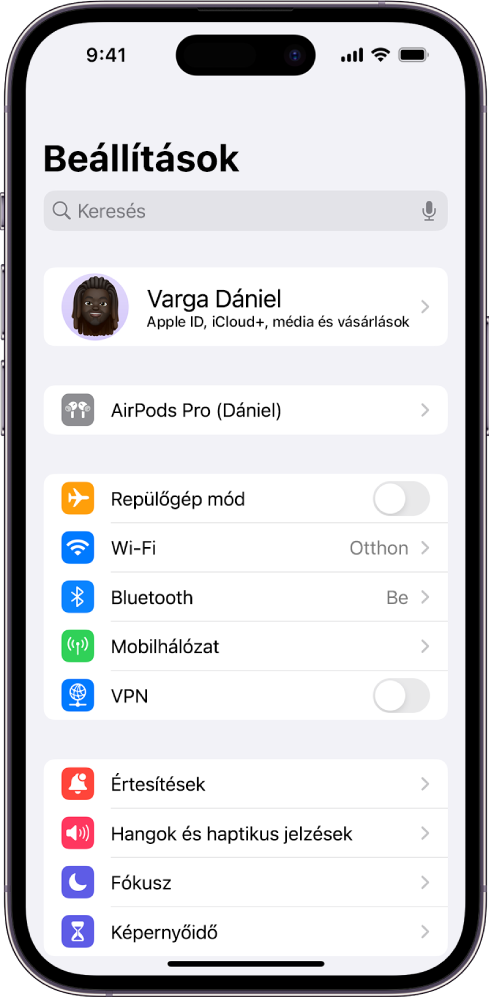 A Beállítások app az iPhone-on; látható a felhasználó csatlakoztatott AirPodsa, a képernyő tetején listázva.
