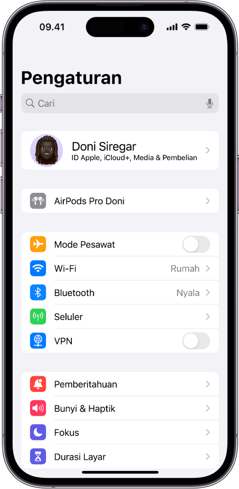 App Pengaturan di iPhone, menampilkan AirPods pengguna yang terhubung di bagian atas layar.