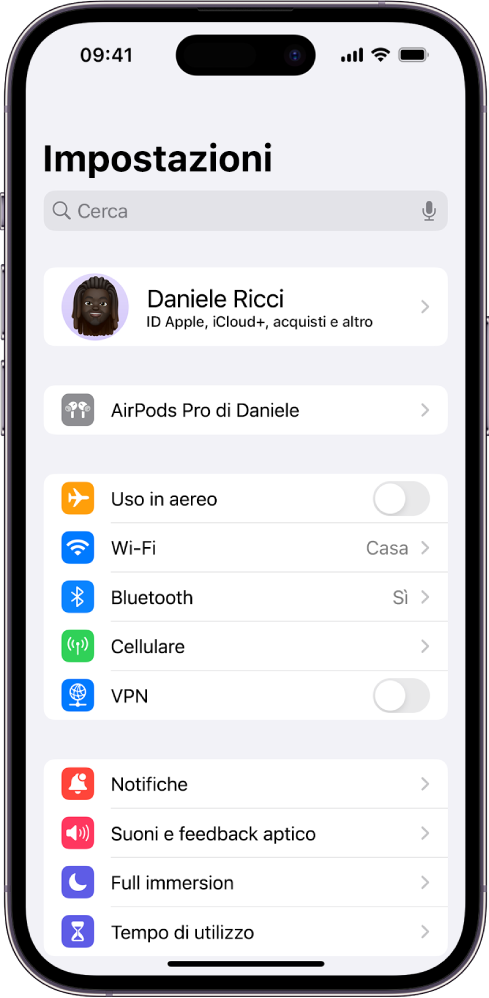 L'app Impostazioni su iPhone dove in corrispondenza della parte superiore dello schermo sono visibili gli AirPods connessi di un utente.