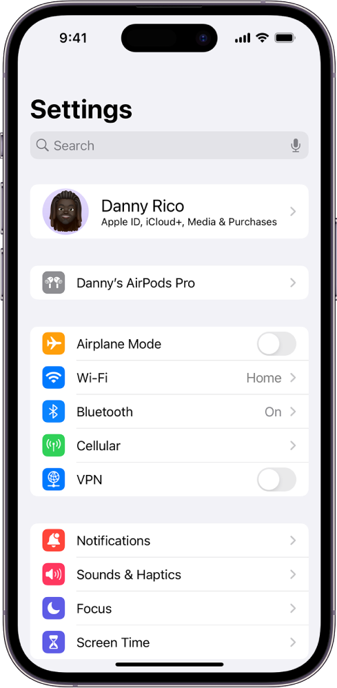 „Settings“ programa įrenginyje „iPhone“, rodanti prijungtas naudotojo „AirPods“, įtrauktas į sąrašą ekrano viršuje.