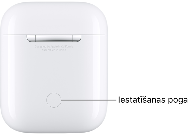 Iestatīšanas poga AirPods austiņu (1. un 2. paaudze) uzlādes kārbiņas aizmugurē pa vidu.