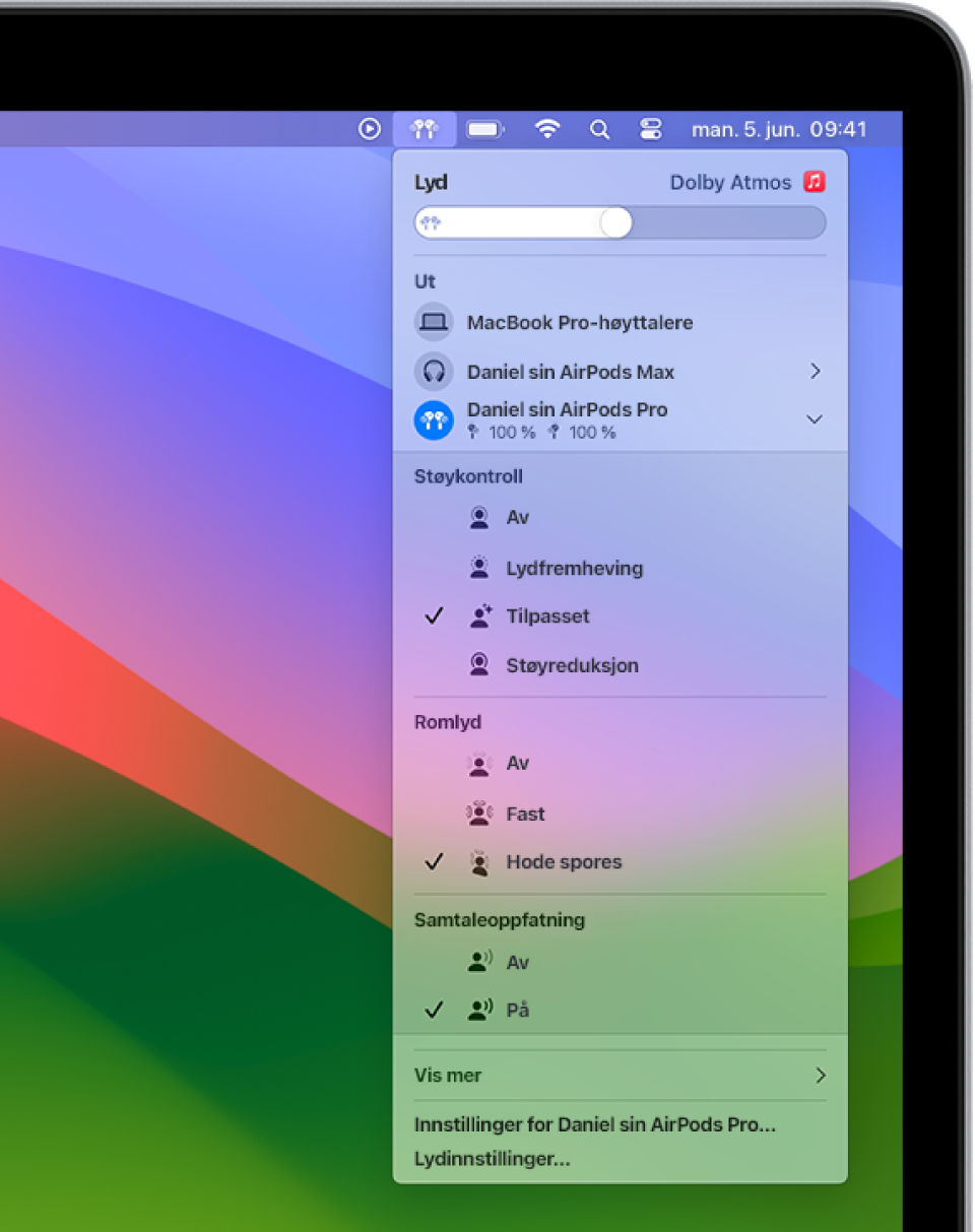 En MacBook Pro-skjerm med en sang som spilles i Musikk-appen. På menylinjen er AirPods-symbolet valgt, og en meny viser AirPods med Støyreduksjon og Romtilpasset lyd med Sporing av hodebevegelser på.