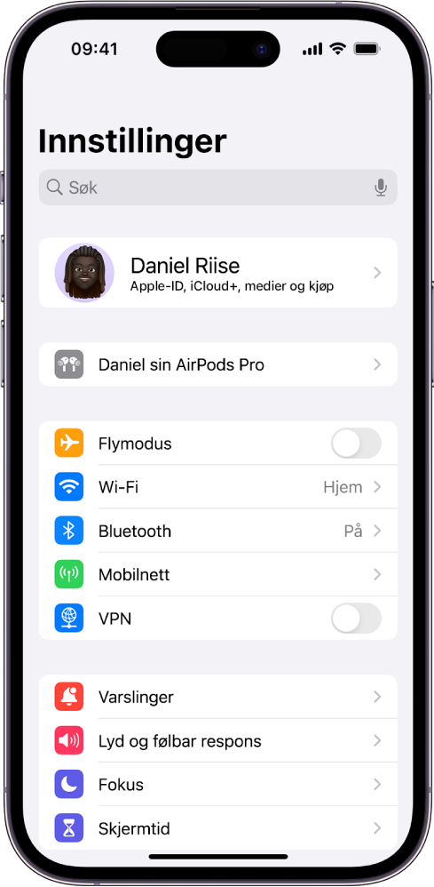 Innstillinger-appen på iPhone, som viser brukerens tilkoblede AirPods øverst på skjermen.