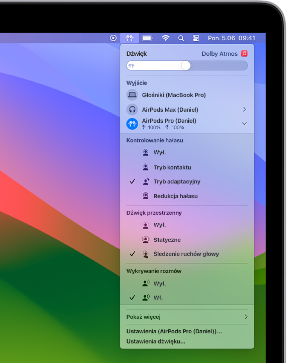 Ekran MacBooka Pro z utworem odtwarzanym w aplikacji Muzyka. Na pasku menu zaznaczona jest ikona słuchawek AirPods. Widoczne jest menu słuchawek AirPods z włączonymi funkcjami Redukcja hałasu oraz Dźwięk przestrzenny.