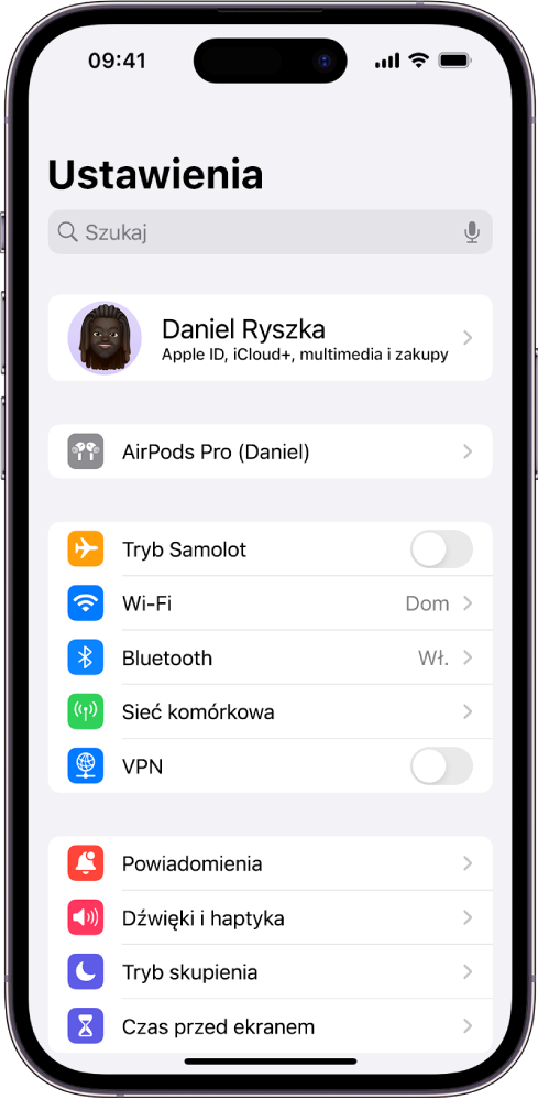 Aplikacja Ustawienia na iPhonie pokazująca w górnej części ekranu podłączone słuchawki AirPods.