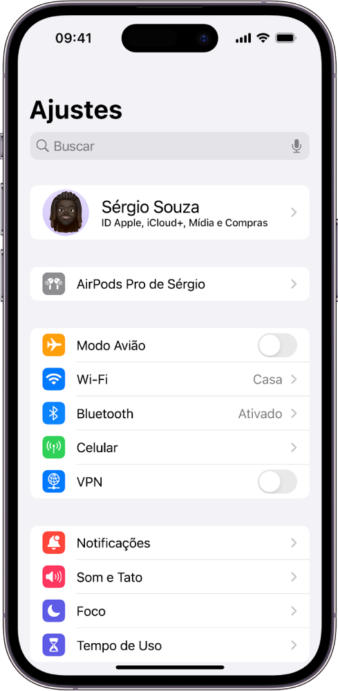 App Ajustes no iPhone mostrando, na parte superior da tela, os AirPods de um usuário conectados.