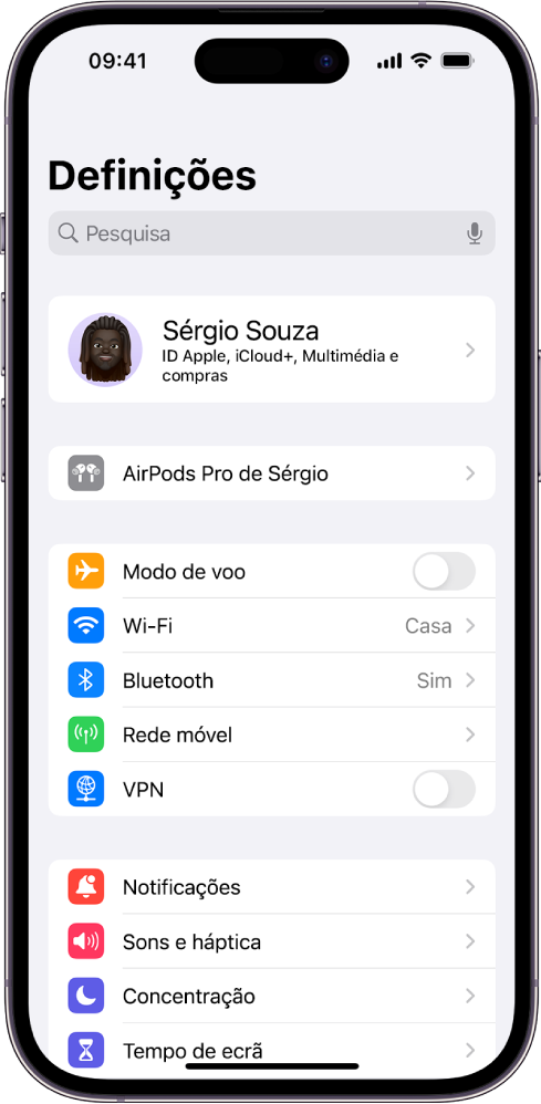 A aplicação Definições num iPhone, a mostrar os AirPods ligados de um utilizador listados na parte superior do ecrã.