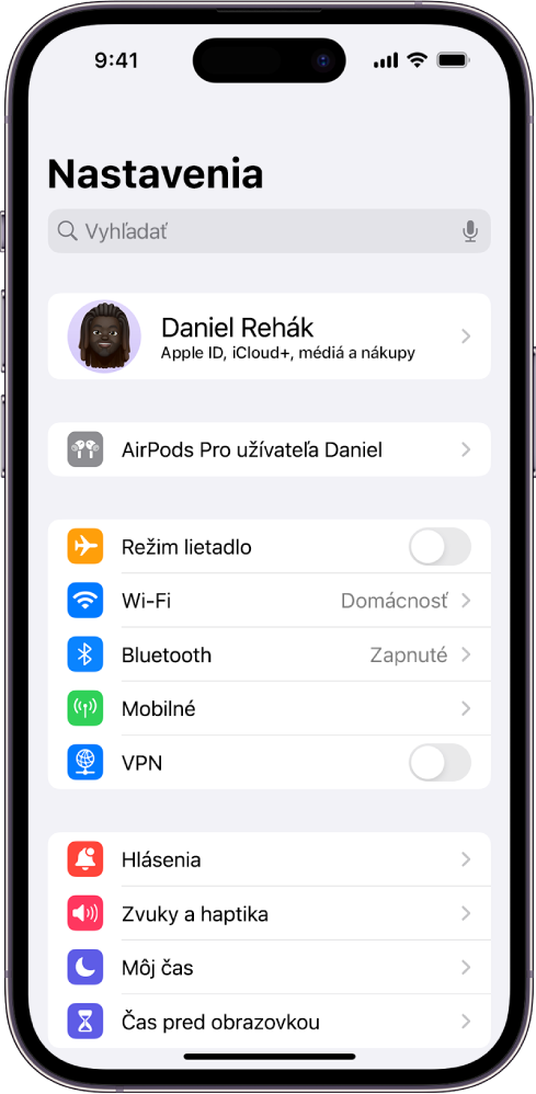 Apka Nastavenia na iPhone zobrazujúce pripojené AirPody užívateľa uvedené v hornej časti obrazovky.