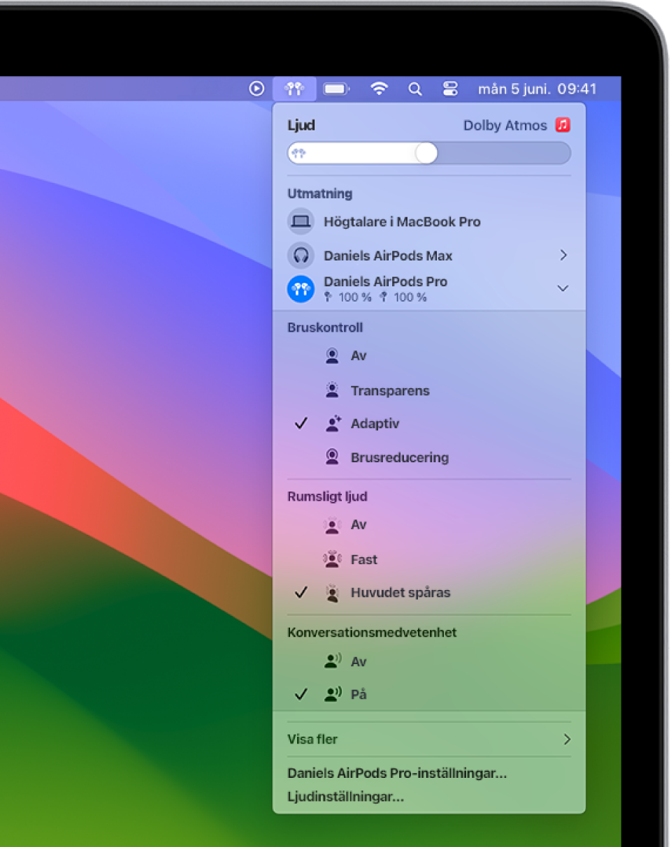 En MacBook Pro-skärm med en låt som spelas upp i appen Musik. AirPods-symbolen väljs i menyraden och en meny visar AirPods med brusreducering och huvudspårat rumsligt ljud aktiverat.