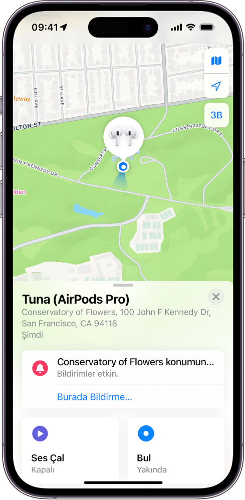 iPhone’daki Bul uygulamasında bir ekran. AirPods’un konumu bir San Francisco haritası üzerinde gösteriliyor ve Ses Çal ve Bul seçenekleriyle birlikte bir adres listeleniyor.