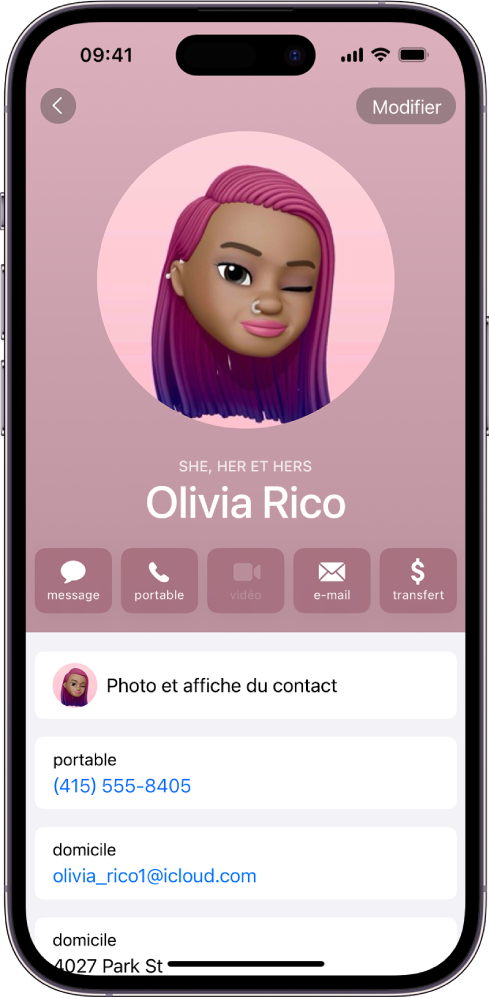Un contact du nom d’Olivia Rico avec le pronom Elle sous la photo de contact. Sous son nom se trouvent les boutons pour lui envoyer un message, l’appeler, lui envoyer un e-mail et utiliser Apple Pay. En bas de l’écran sont affichés le numéro de téléphone mobile et l’adresse e-mail du contact.