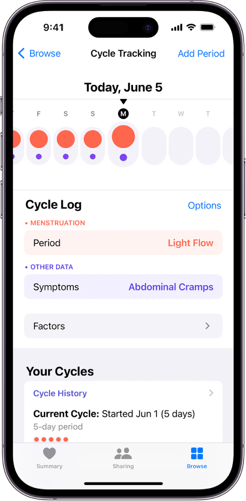 Zaslon Cycle Tracking, ki prikazuje časovnico za teden na vrhu zaslona. Rdeči krogi in vijolične pike označujejo prvih 5 dni na časovnici. Pod časovnico so možnosti za dodajanje informacij o menstruacijah, simptomih itd.