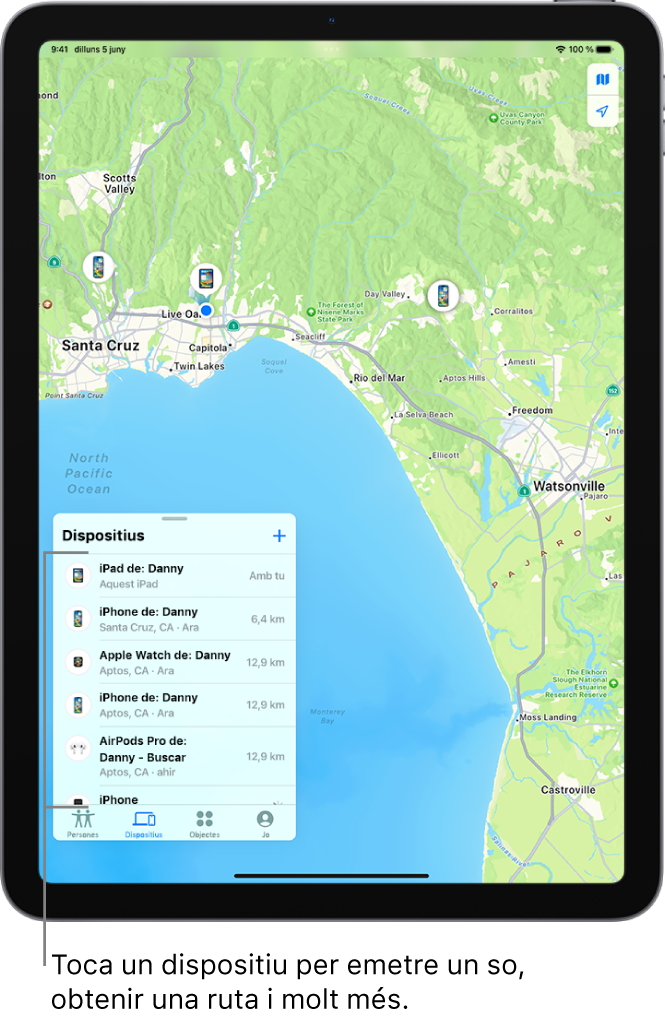 Pantalla de l’app Buscar oberta per la llista de dispositius. Es mostra una llista amb els dispositius “iPad d’Adrià”, “iPhone d’Adrià”, “Apple Watch d’Adrià” i “AirPods Pro d’Adrià”. Es mostren les seves ubicacions en un mapa a prop de Santa Cruz.