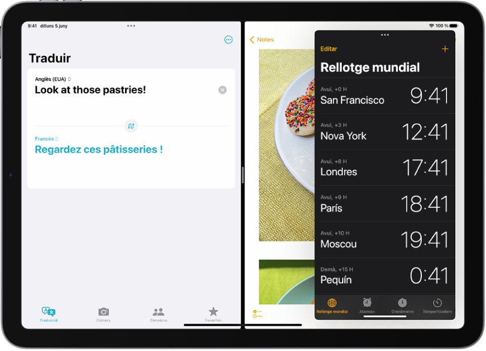 L’app Traduir està oberta al costat esquerre de la pantalla, l’app Notes està oberta a la dreta, i l’app Rellotge està oberta en una finestra de l’Slide Over que cobreix parcialment l’app Notes.