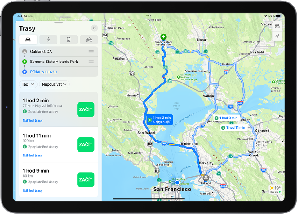 iPad s mapou tras pro jízdu autem se vzdálenostmi, odhadovanými dobami jízdy a tlačítky Začít. U jednotlivých tras jsou uvedené barevné kódy dopravní situace.