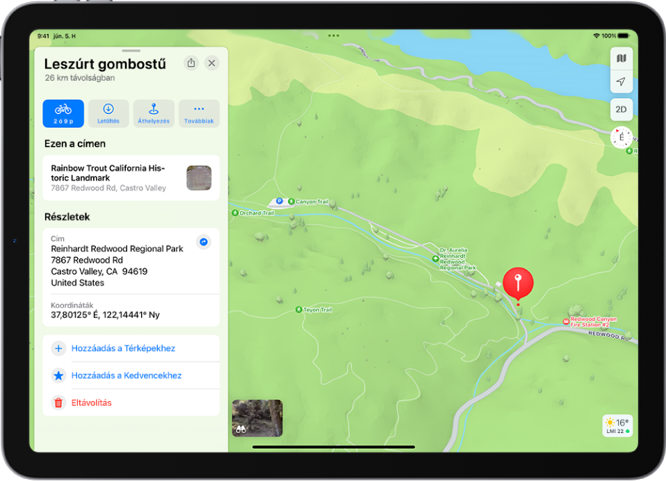 Az iPad egy térképpel, amelyen egy leszúrt gombostű látható egy parkban. A kártya gombokat tartalmaz a tűhöz való útvonaltervezéshez, a körülötte lévő terület letöltéséhez vagy mozgatásához.