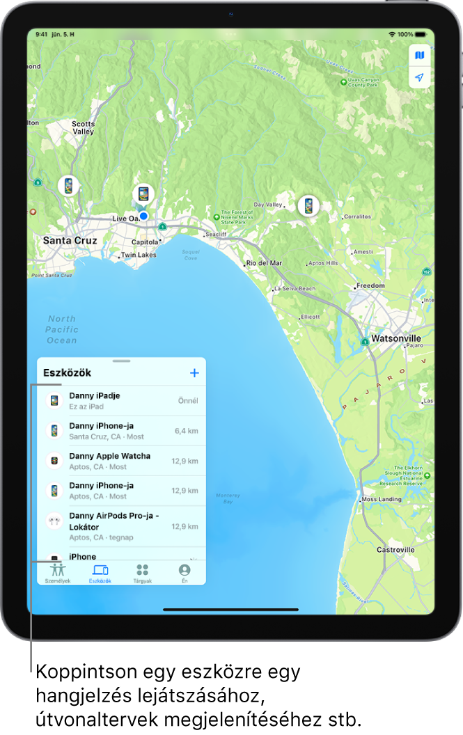 A Lokátor képernyője, amelyen az Eszközök lista van megnyitva. A listán lévő eszközök a következők: Dani iPadje, Dani iPhone-ja, Dani Apple Watcha és Dani AirPods Prója. Az eszközök helyzete egy térképen látható Santa Cruz közelében.