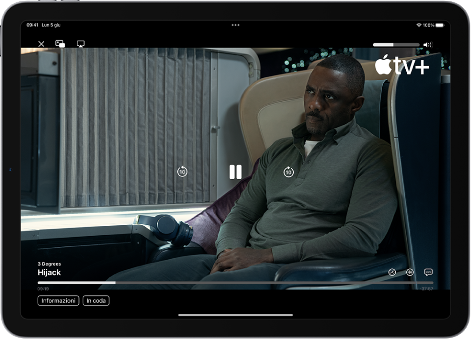 Un film in riproduzione sullo schermo di iPad. Al centro dello schermo sono presenti i controlli di riproduzione. In alto a sinistra è presente il pulsante AirPlay.