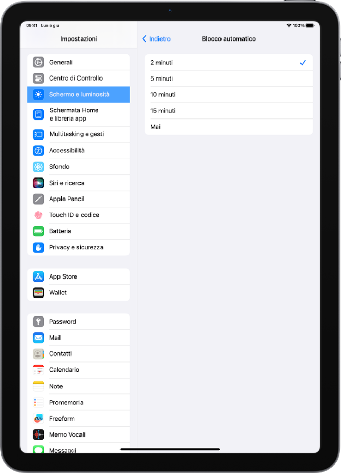 La schermata “Blocco automatico” con le impostazioni per selezionare la durata di tempo prima del blocco automatico di iPad.