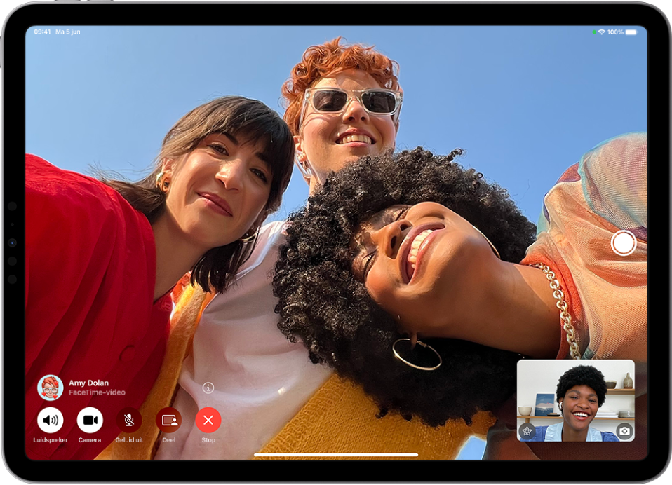 Een FaceTime-groepsgesprek met vier deelnemers. De FaceTime-regelaars staan linksonder in het scherm, met onder andere de knoppen 'Luidspreker', 'Camera', 'Geluid uit', 'Deel' en 'Einde'. Het beeld van de beller wordt rechtsonder in een kleine rechthoek weergegeven.