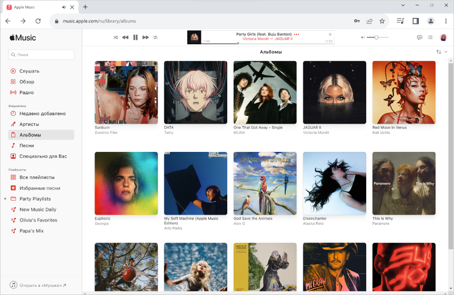 Медиатека с несколькими альбомами в окне Apple Music в Chrome.