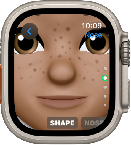 Приложението Memoji на Apple Watch, показващо екрана за редактиране на носа. Има близък план на лицето, в центъра е областта около носа. В долния край се появява думата Shape (Форма).