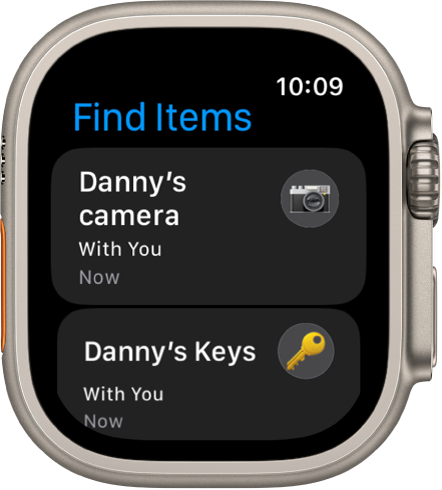 Приложението Find Items (Намери вещи), което показва, че устройства AirTag са прикачени към камера и носите връзка ключове с вас.