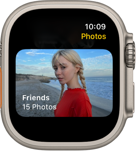 Приложението Photos (Снимки) на Apple Watch, показващо албум, наречен Friends (Приятели)