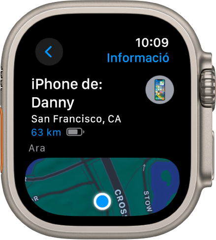L’app Buscar el meu dispositiu mostra la ubicació d’un iPhone. El nom del dispositiu apareix a la part superior i, a sota, la ubicació, la distància, la càrrega actual de la bateria i l’última vegada que ha respost el dispositiu. A la meitat inferior de la pantalla hi ha un mapa amb un punt que indica la ubicació aproximada del dispositiu. A la part superior esquerra hi ha el botó Enrere.